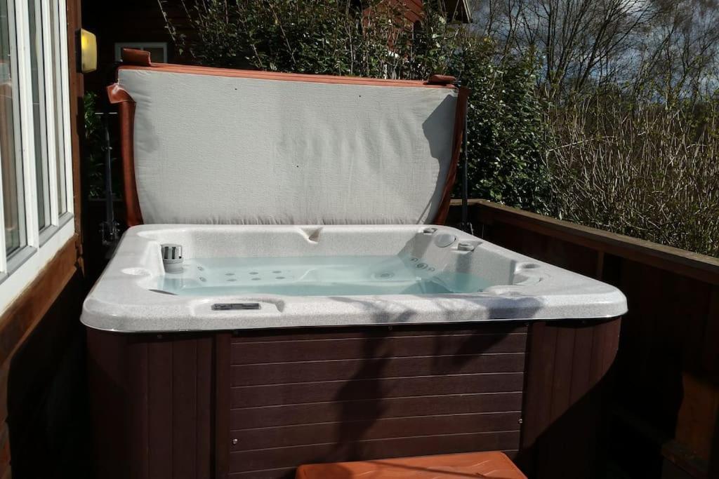Luxury Peak District Lodge, Hot Tub, Log Burner, Nr Lake Rudyard Zewnętrze zdjęcie